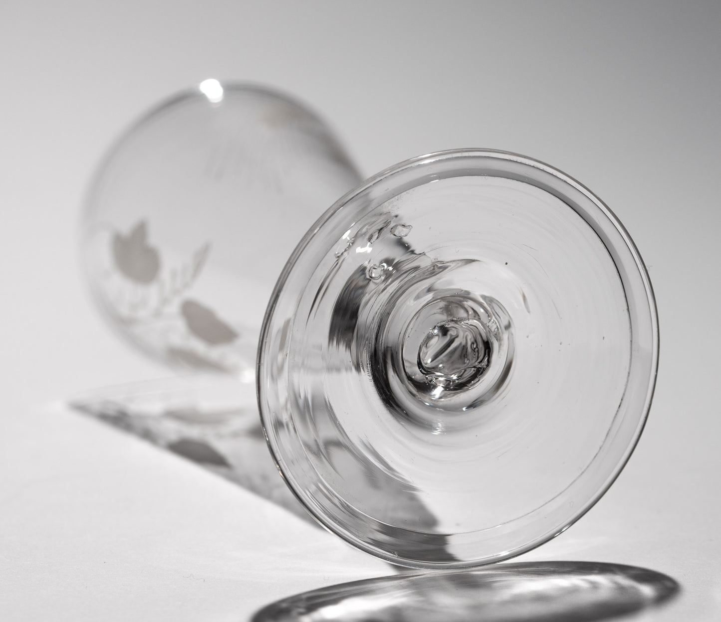 18th Century Georgian Dwarf Ale Glass with Etched Bowl & Folded Foot, English c1790 (3152)