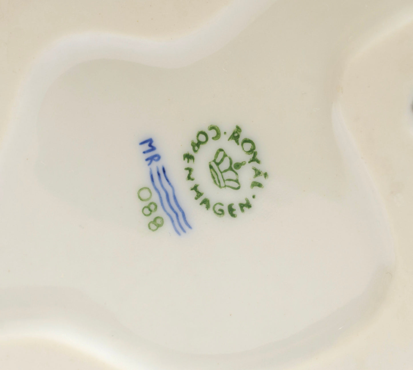 Vintage Royal Copenhagen Penguin & Chick Figure Model 088 (3290)