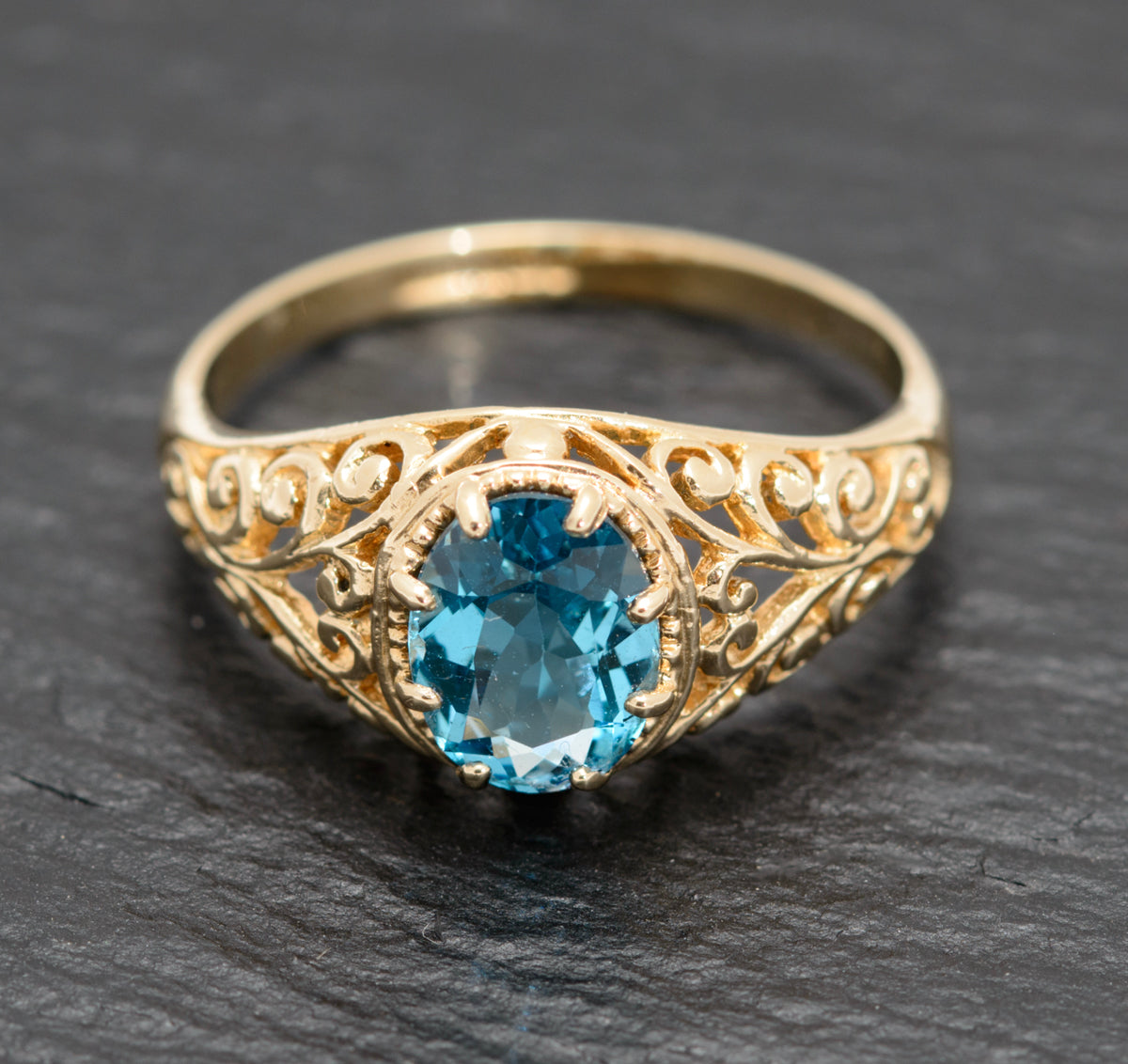 9ct Ladies Gold Ring With Natural Blue Topaz Gemstone Edinburgh Mark (A1577)
