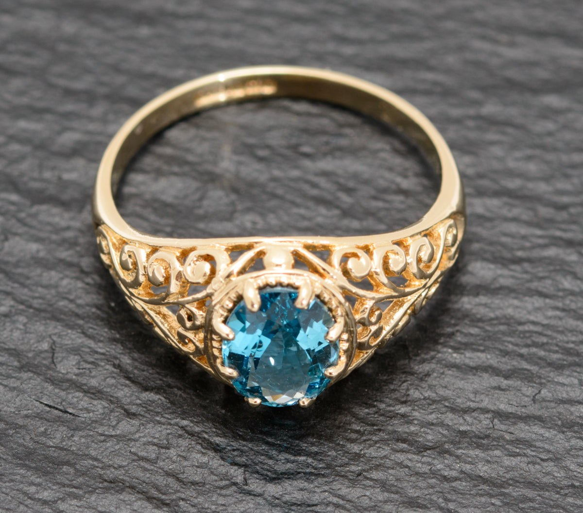9ct Ladies Gold Ring With Natural Blue Topaz Gemstone Edinburgh Mark (A1577)