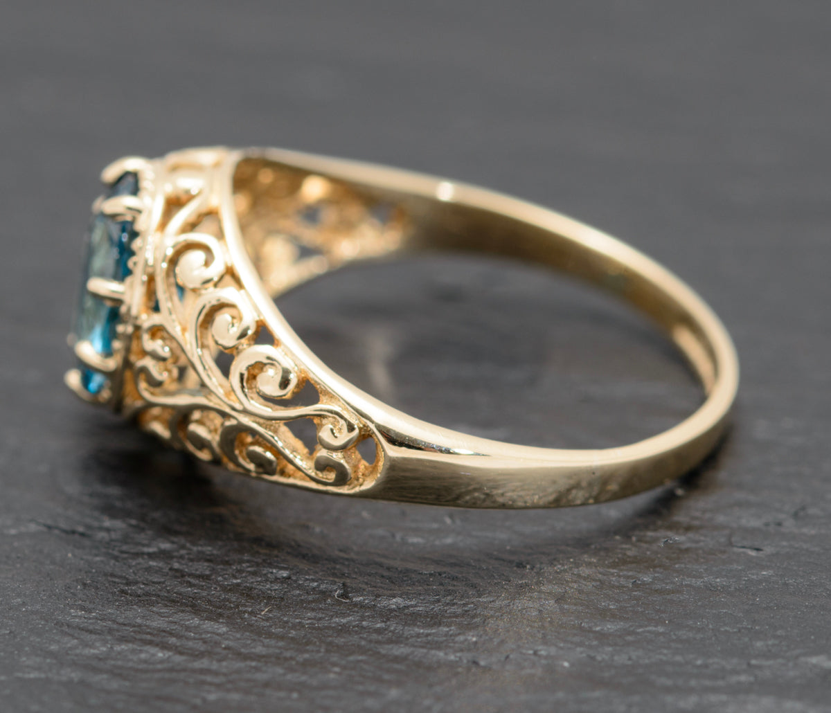 9ct Ladies Gold Ring With Natural Blue Topaz Gemstone Edinburgh Mark (A1577)