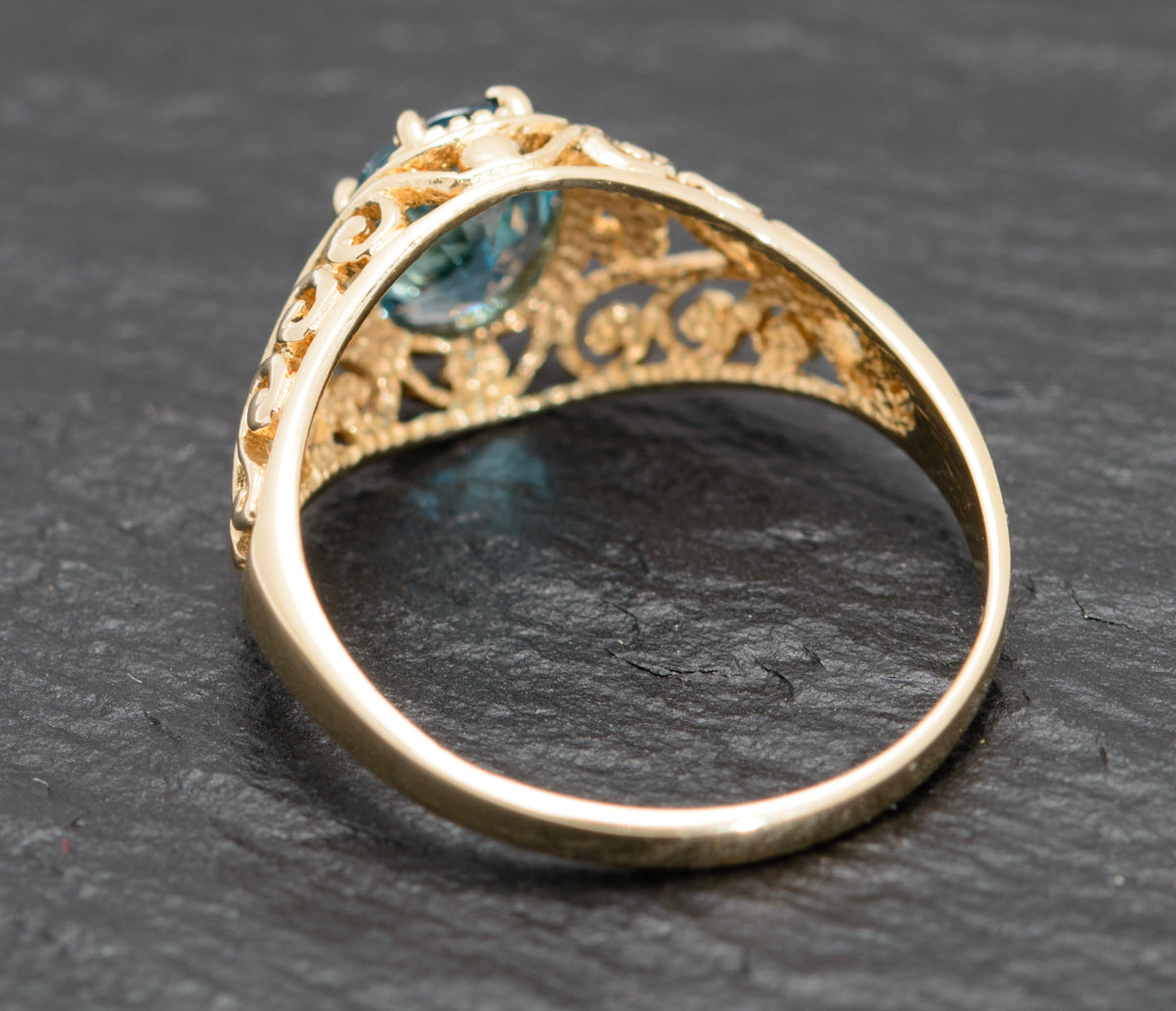 9ct Ladies Gold Ring With Natural Blue Topaz Gemstone Edinburgh Mark (A1577)