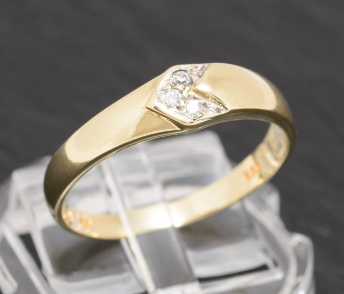 Modern Stylish 14ct Gold Ring With Chevron Detail & CZ Gemstones Size P1/2 (A1585)