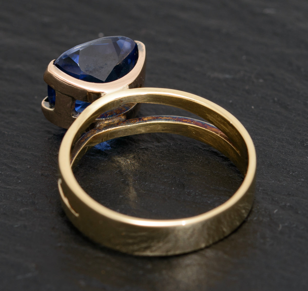 Vintage 9ct Gold & 4.25 Carat Lab Created Sapphire Ring Cushion Cut (A1600)