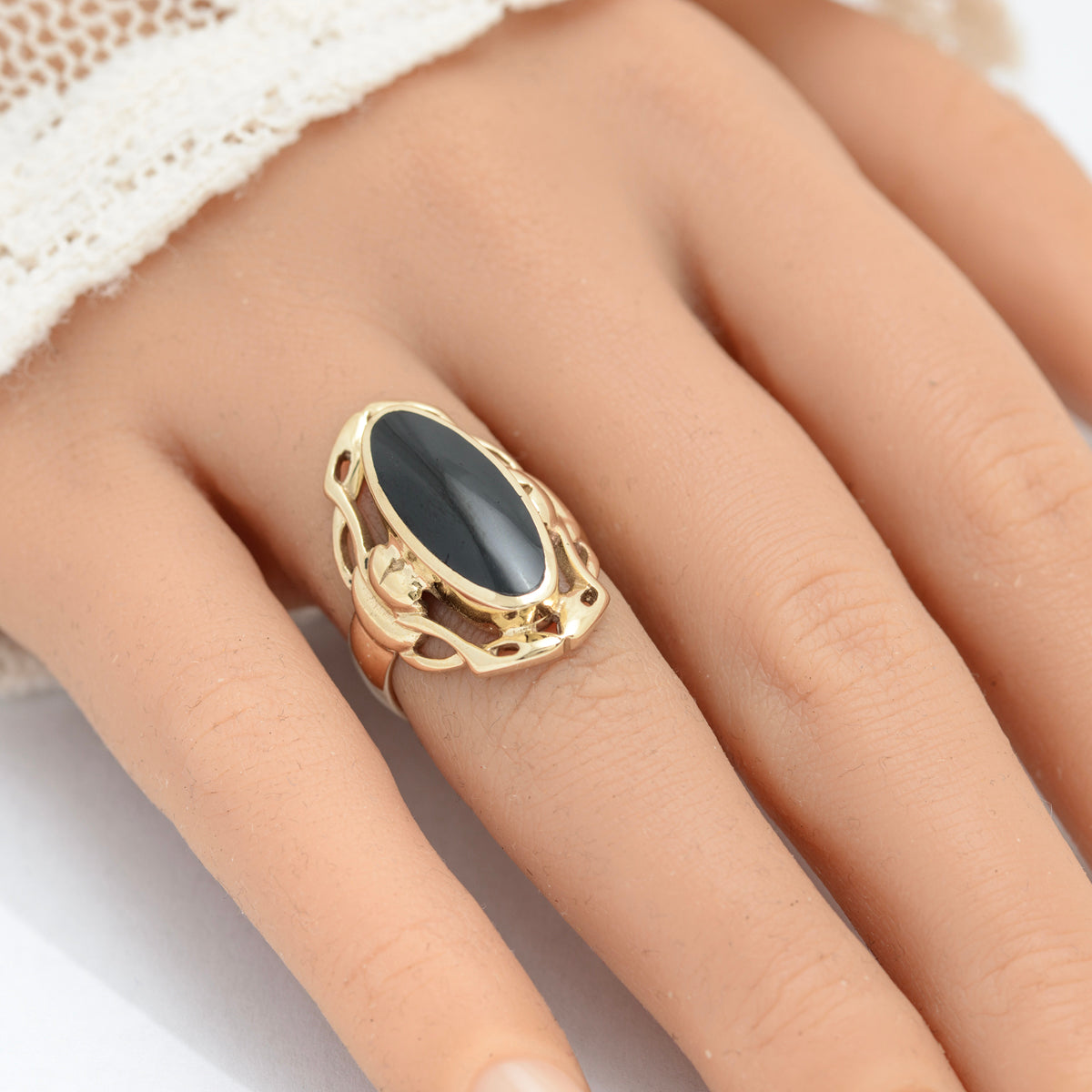 Whitby Jet 9ct Gold Chunky Stylish Gothic Ring by C W Sellors UK Size L - Boxed (A1649)