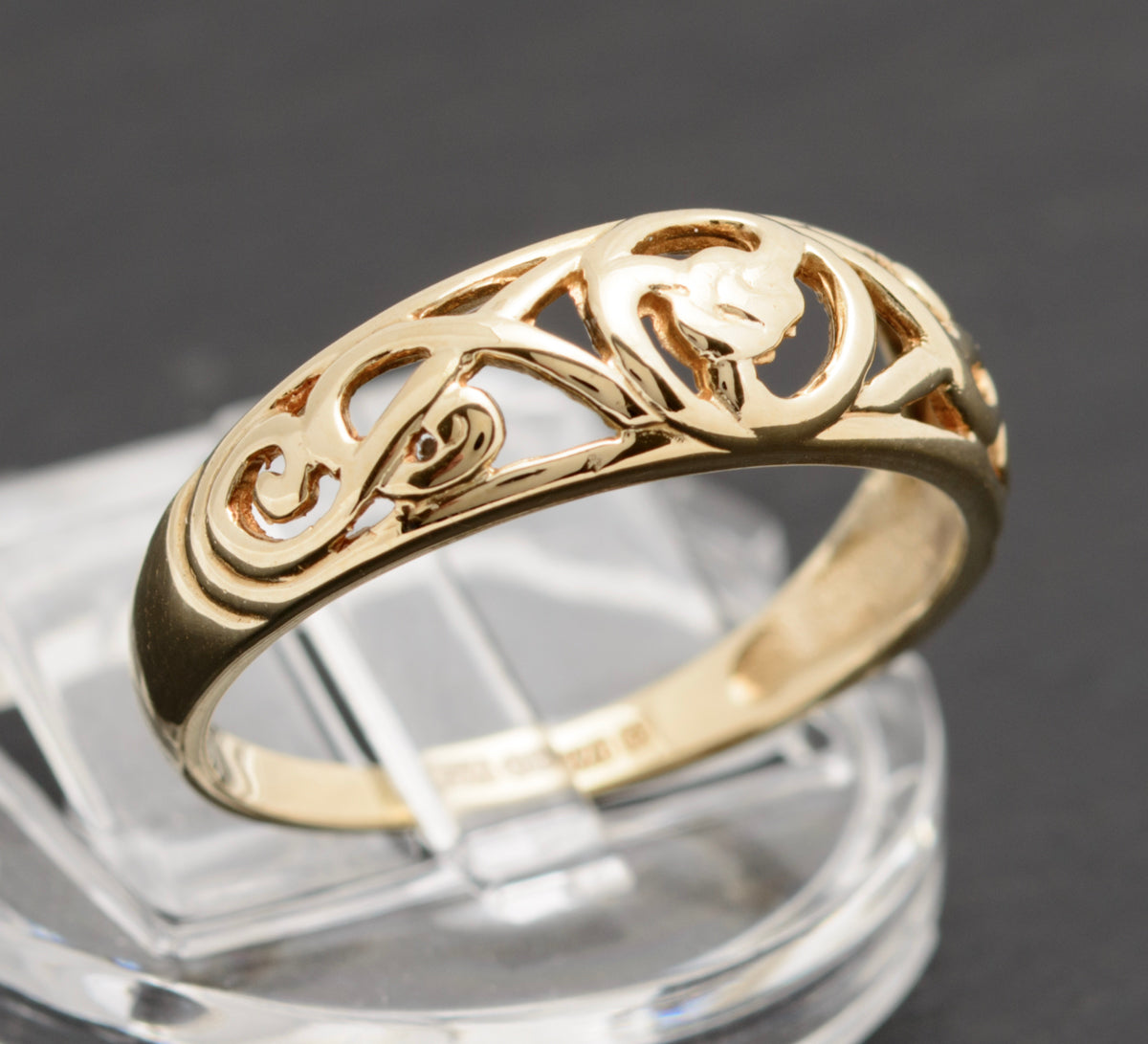 1990's Vintage 9ct Solid Gold Band Ring With Cut Out Detail UK Size P (A1750)