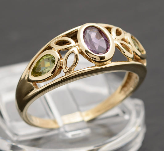 9ct Gold Trilogy Ring With Amethyst Gemstone & 2 Peridots With Open Work (A1753)