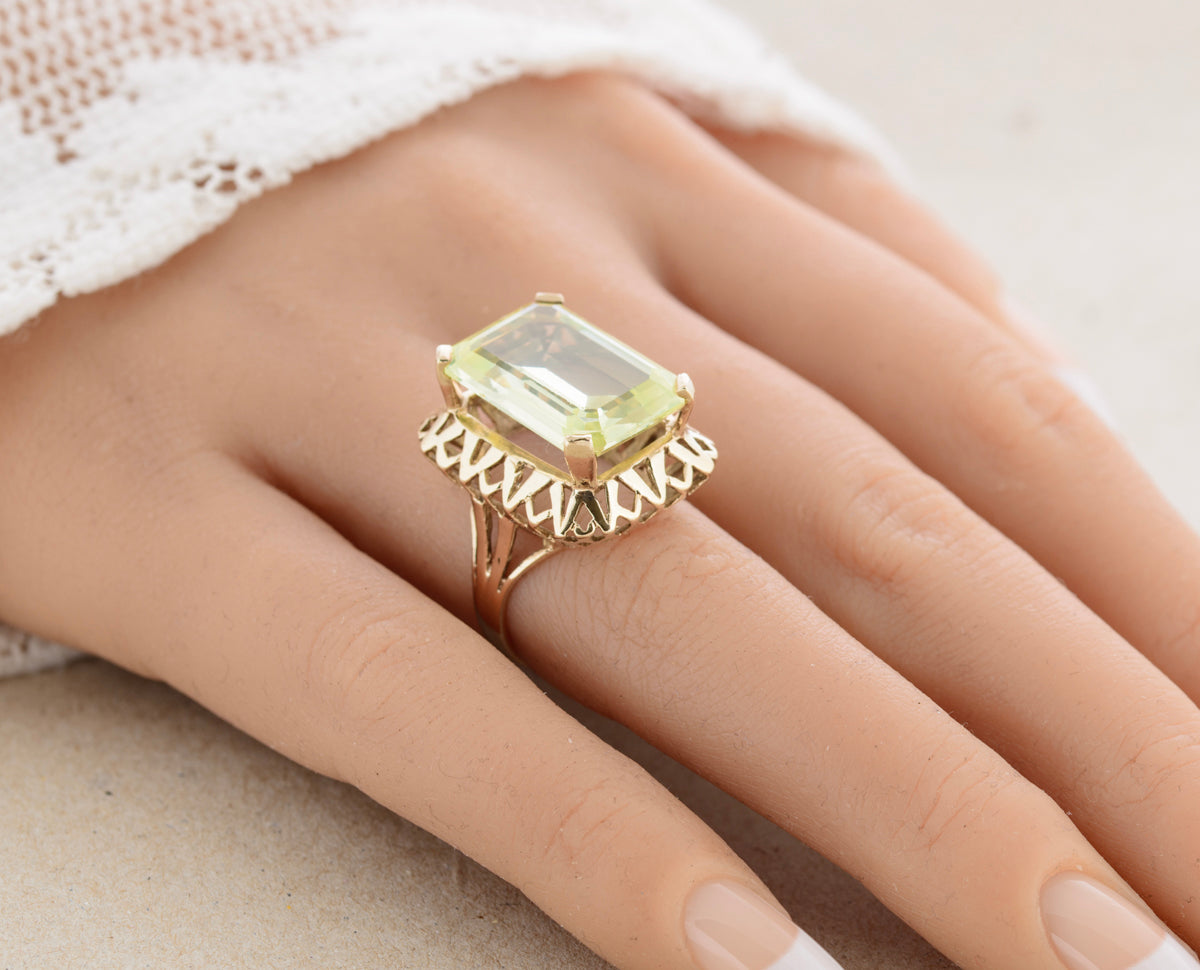 Vintage 9ct Gold Cocktail Ring Lab Created Spinel Gemstone Glows Under UV (A1760)