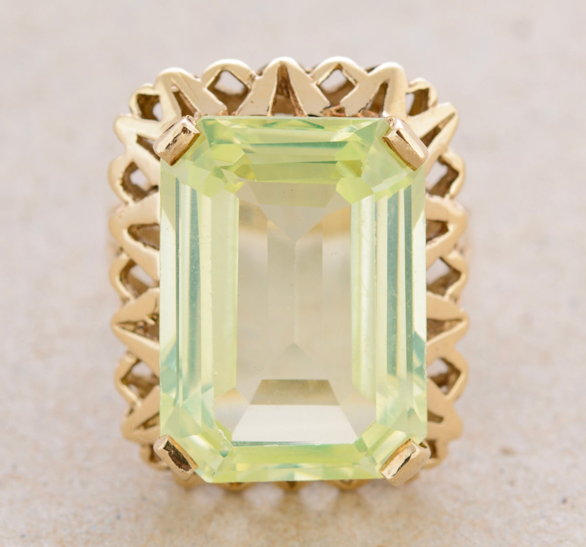 Vintage 9ct Gold Cocktail Ring Lab Created Spinel Gemstone Glows Under UV (A1760)