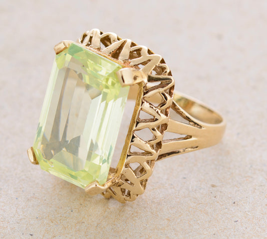 Vintage 9ct Gold Cocktail Ring Lab Created Spinel Gemstone Glows Under UV (A1760)