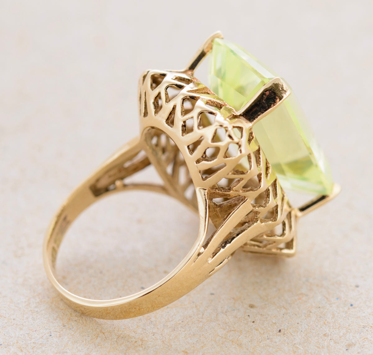 Vintage 9ct Gold Cocktail Ring Lab Created Spinel Gemstone Glows Under UV (A1760)