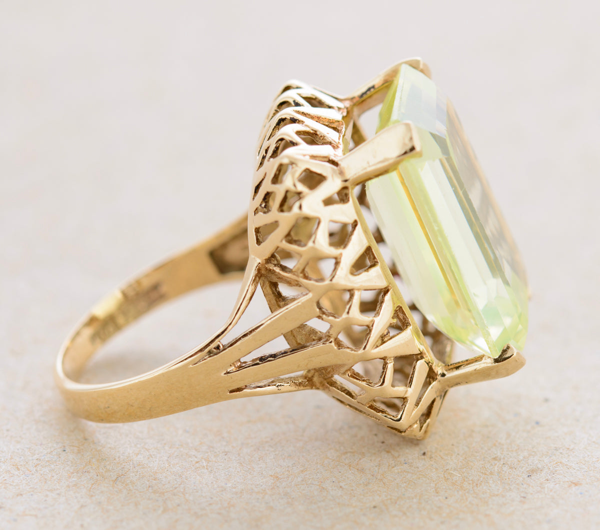 Vintage 9ct Gold Cocktail Ring Lab Created Spinel Gemstone Glows Under UV (A1760)