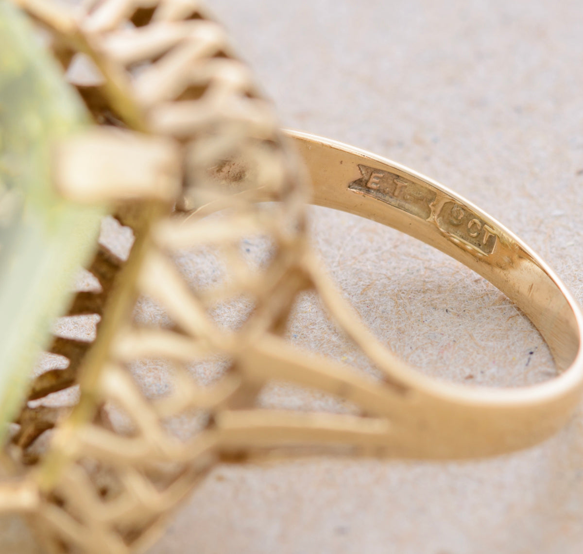 Vintage 9ct Gold Cocktail Ring Lab Created Spinel Gemstone Glows Under UV (A1760)