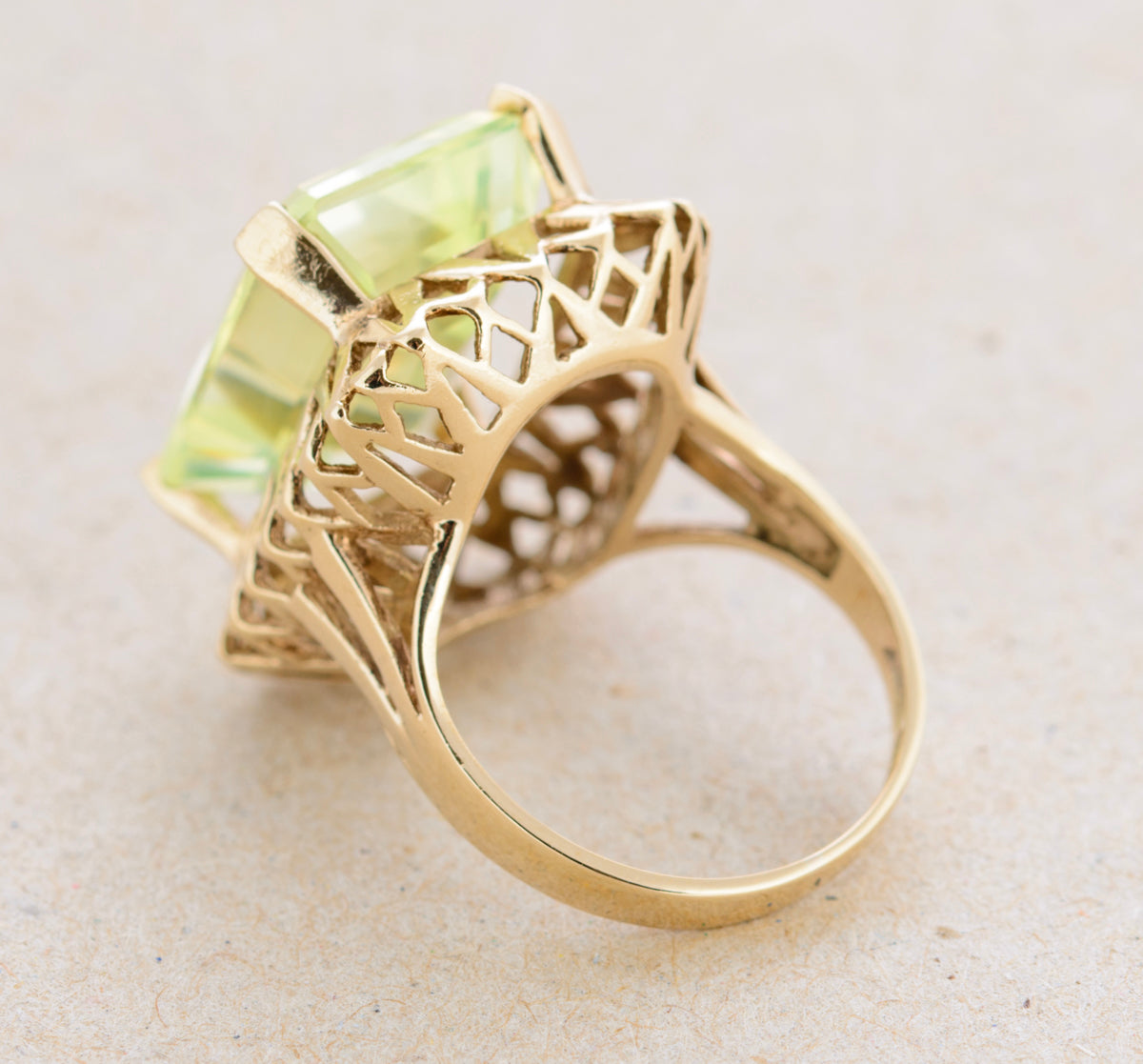 Vintage 9ct Gold Cocktail Ring Lab Created Spinel Gemstone Glows Under UV (A1760)