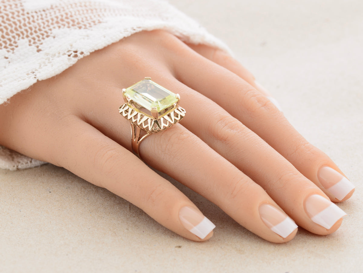Vintage 9ct Gold Cocktail Ring Lab Created Spinel Gemstone Glows Under UV (A1760)