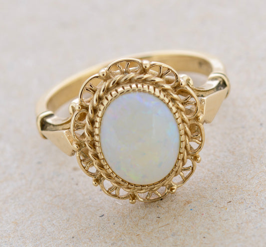 Vintage 9ct Gold Ladies Ring With Opal Cabochon & Decorative Mount c.1980's (A1764)