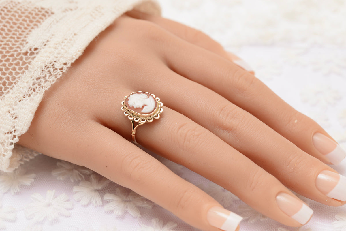 Vintage 1960's 9ct Gold & Cameo Portrait Ring Birmingham Hallmark UK Size M (A1818)