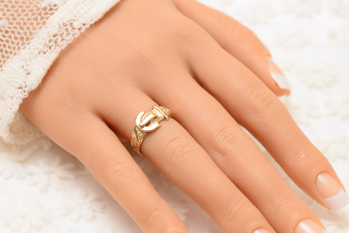 9ct Solid Gold Buckle Ring With Textured Band Sheffield Hallmark 1994 UK Size N (A1833)