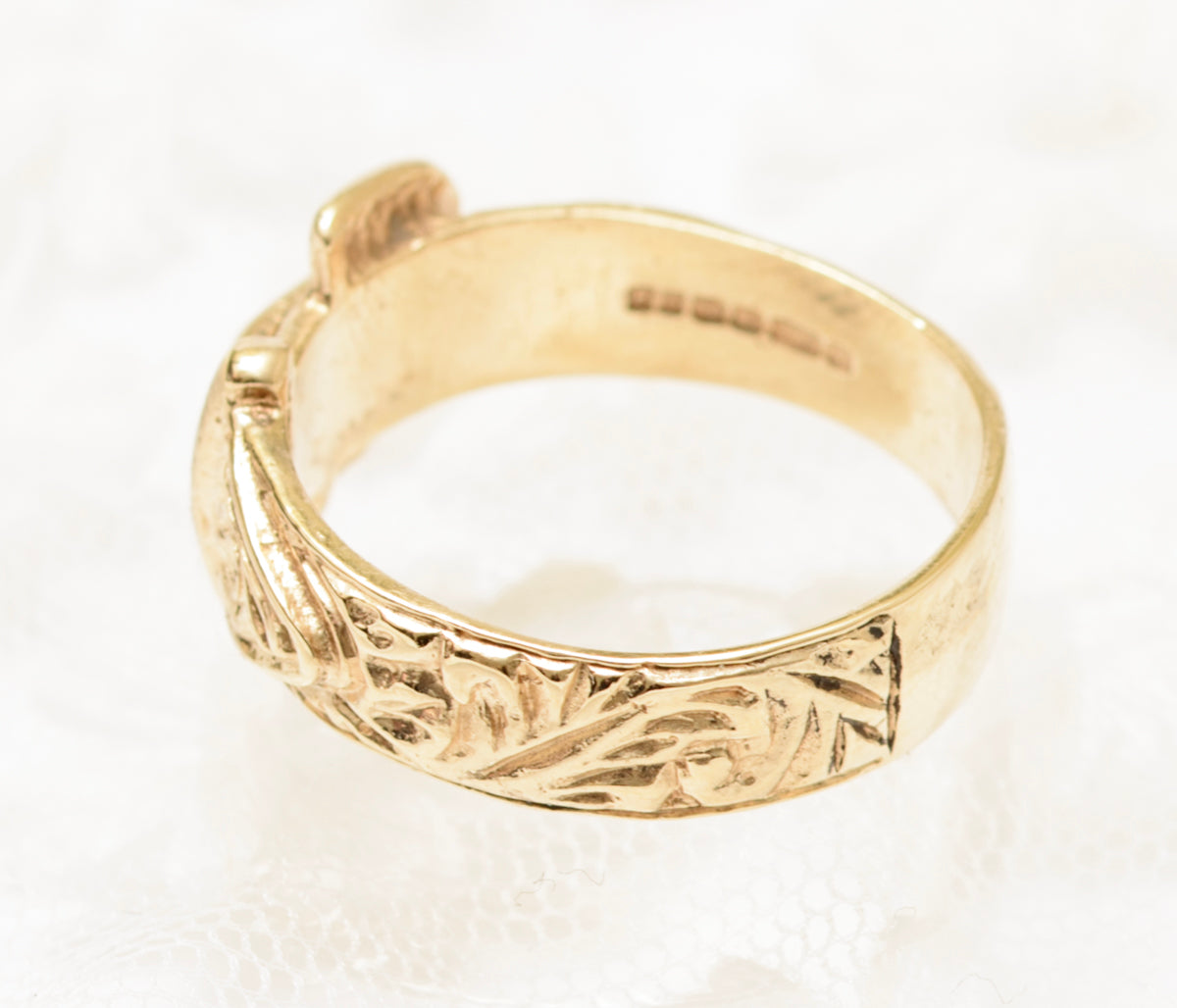 9ct Solid Gold Buckle Ring With Textured Band Sheffield Hallmark 1994 UK Size N (A1833)
