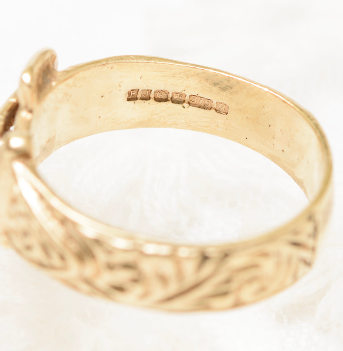9ct Solid Gold Buckle Ring With Textured Band Sheffield Hallmark 1994 UK Size N (A1833)