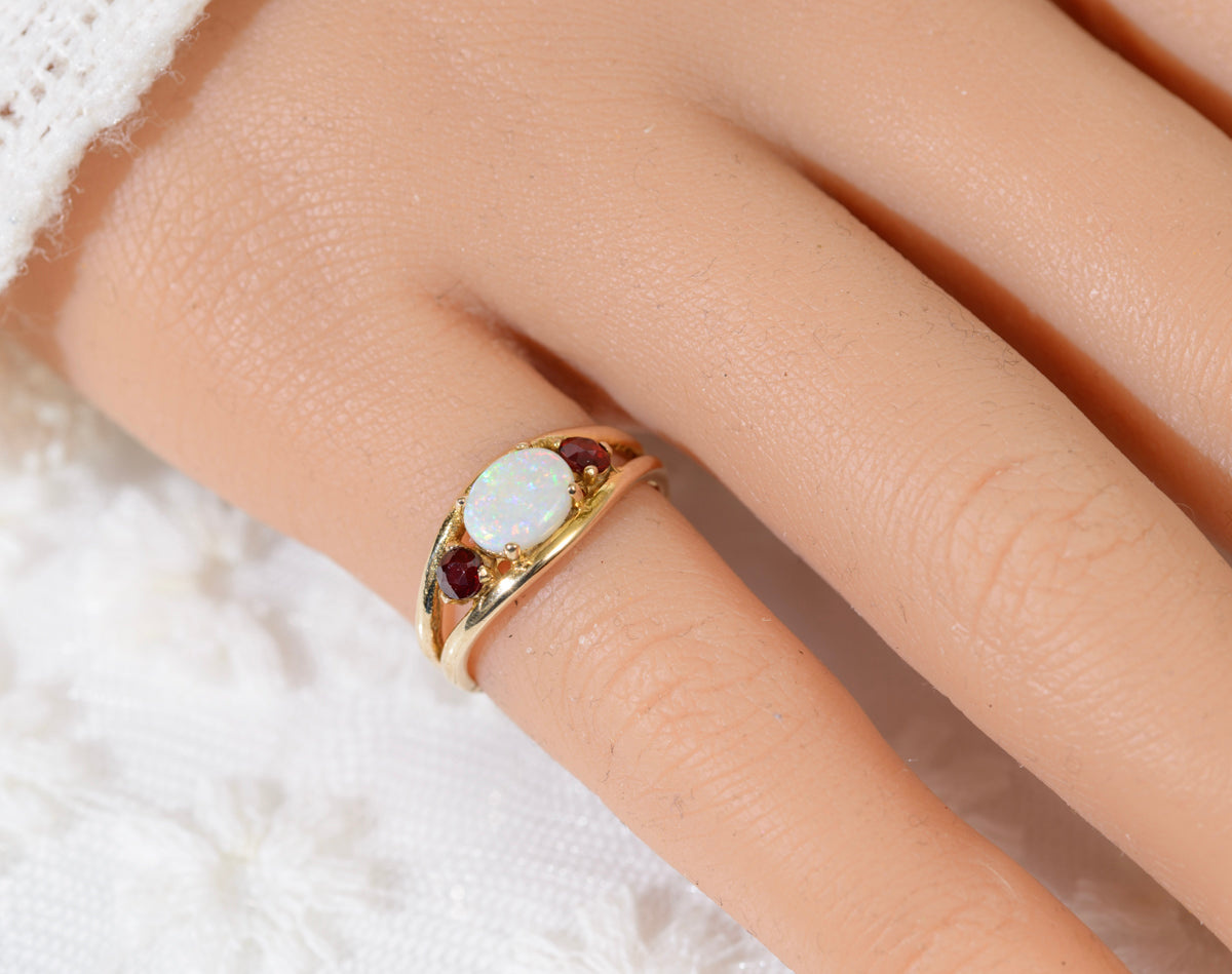 Vintage 9ct Gold White Opal & Garnet Ring With Sheffield Hallmark 1980 (A1912)