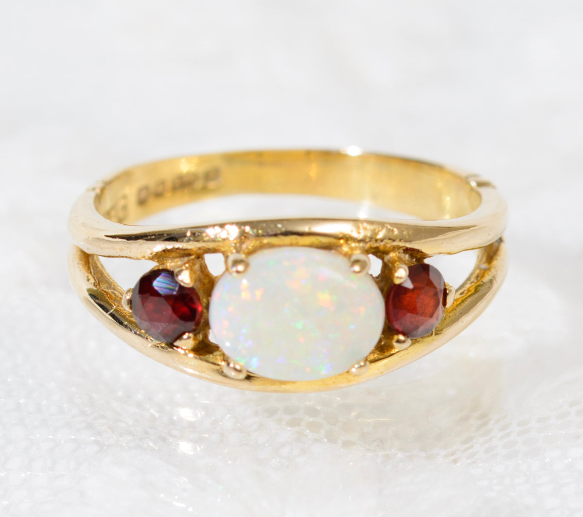 Vintage 9ct Gold White Opal & Garnet Ring With Sheffield Hallmark 1980 (A1912)