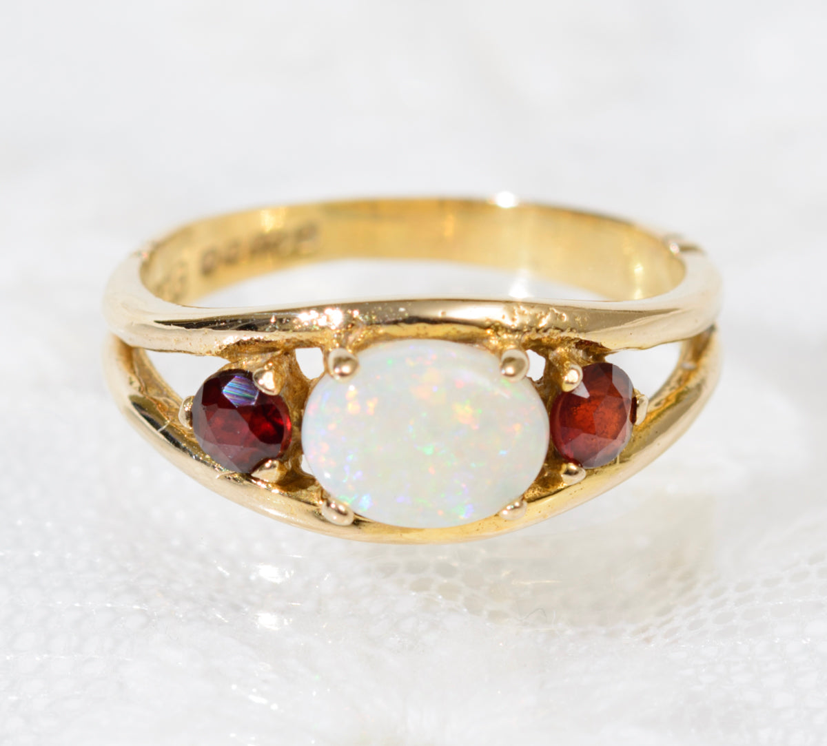 Vintage 9ct Gold White Opal & Garnet Ring With Sheffield Hallmark 1980 (A1912)