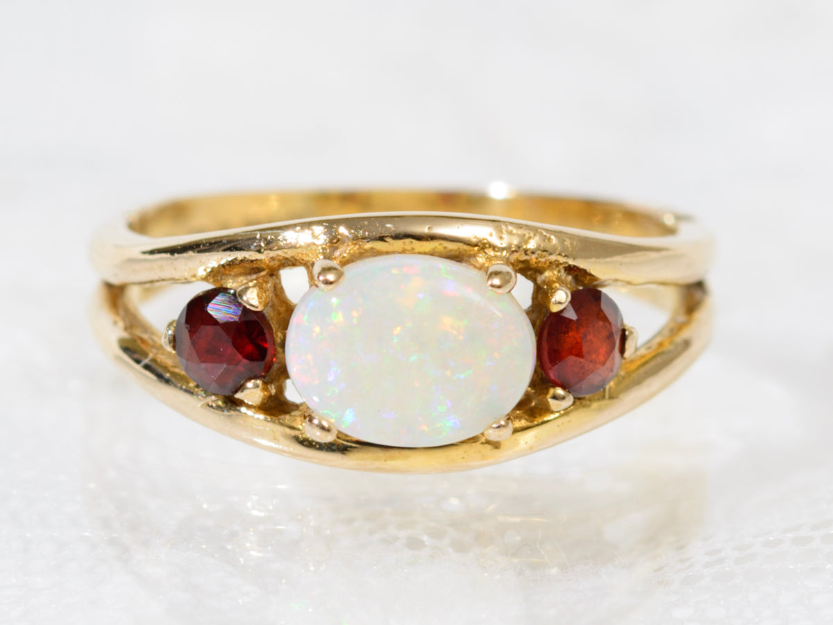 Vintage 9ct Gold White Opal & Garnet Ring With Sheffield Hallmark 1980 (A1912)