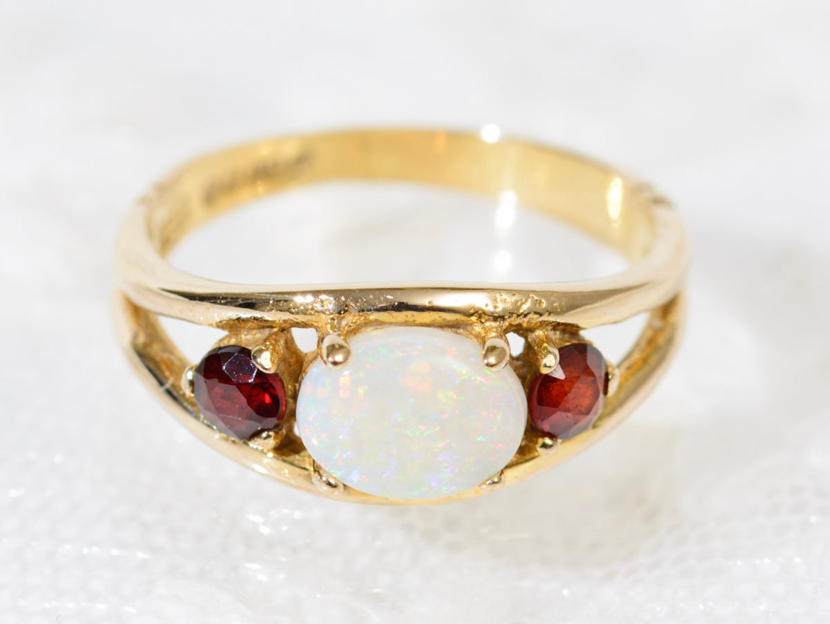 Vintage 9ct Gold White Opal & Garnet Ring With Sheffield Hallmark 1980 (A1912)