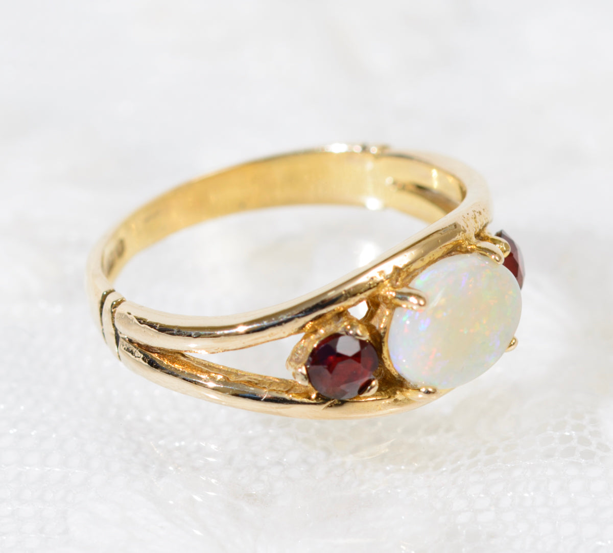 Vintage 9ct Gold White Opal & Garnet Ring With Sheffield Hallmark 1980 (A1912)