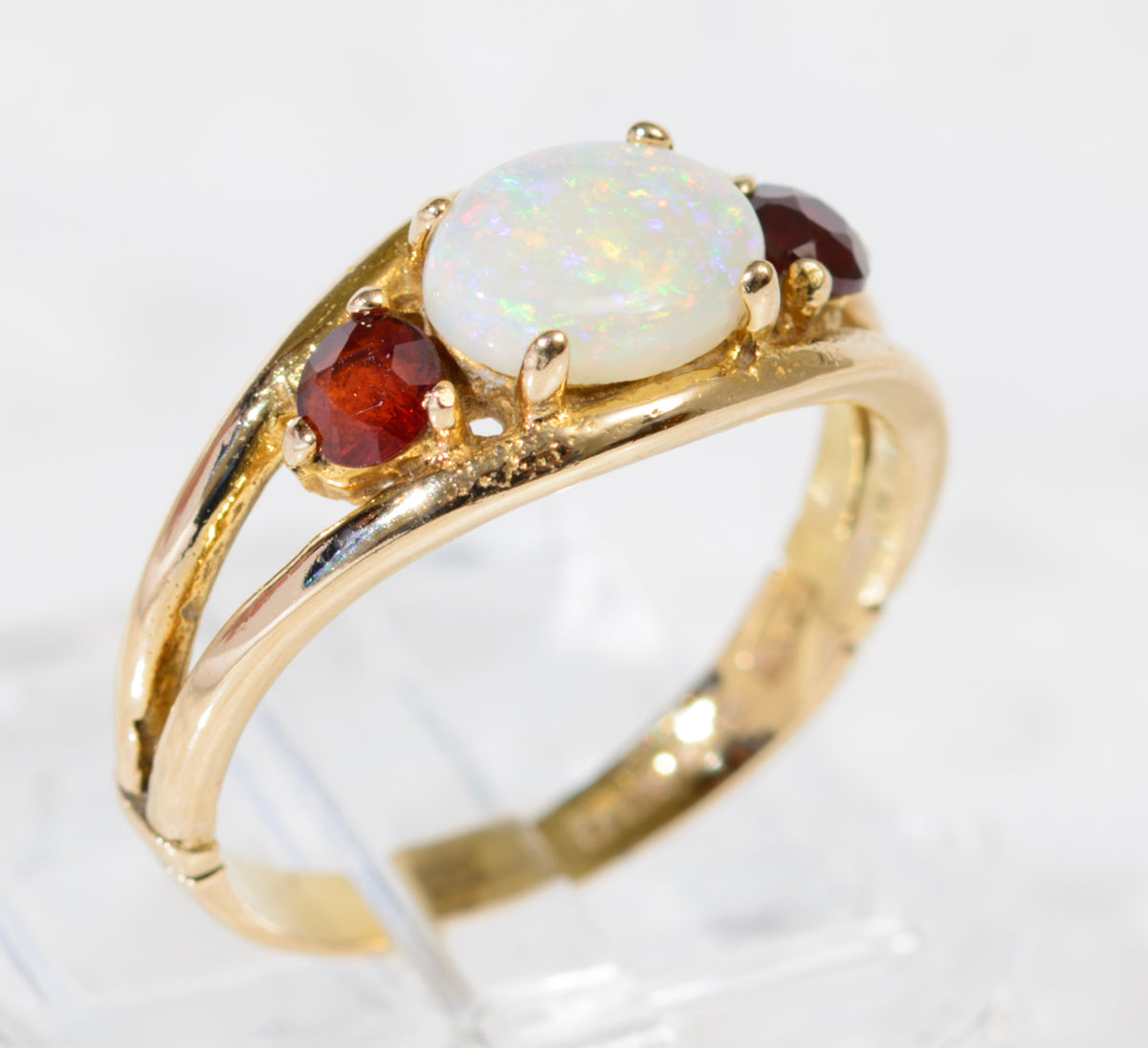 Vintage 9ct Gold White Opal & Garnet Ring With Sheffield Hallmark 1980 (A1912)