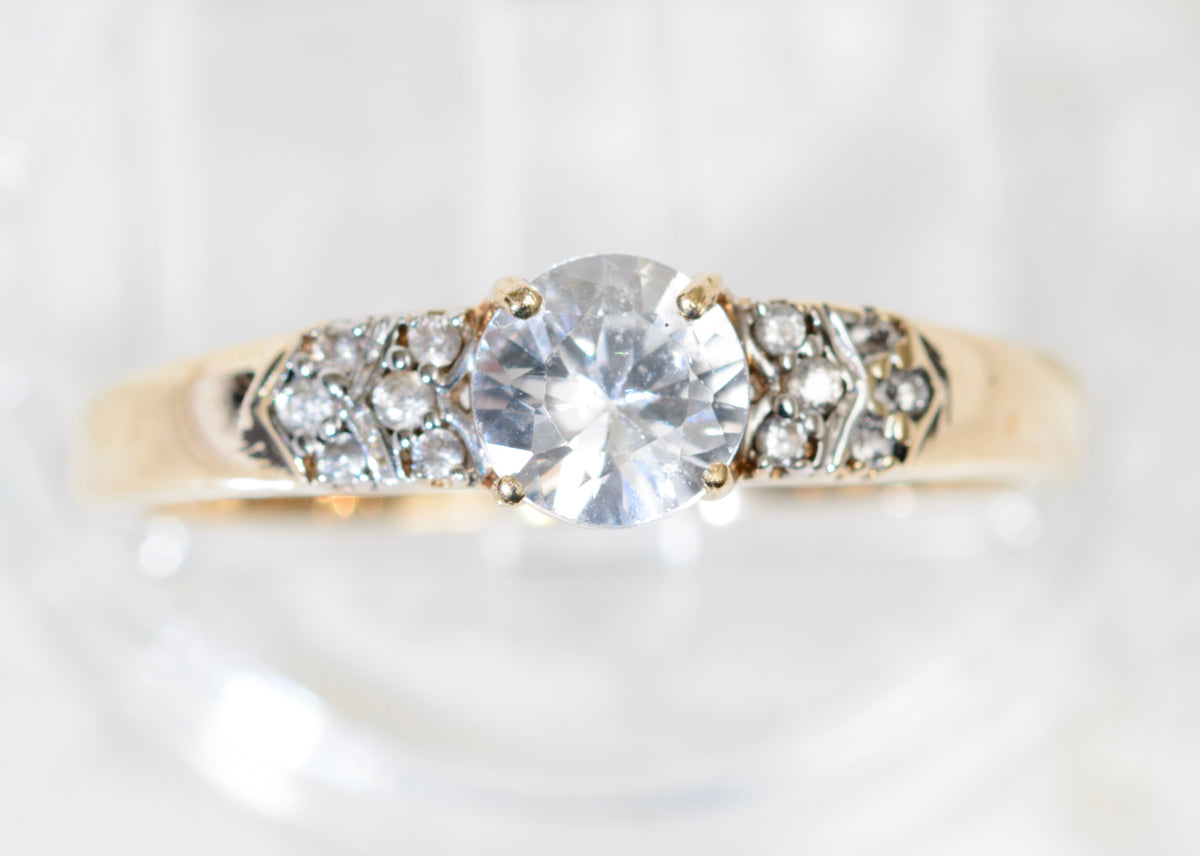 9ct Gold Solitaire Ring With Accents White Zircon Gemstones Birmingham Hallmark (A1913)