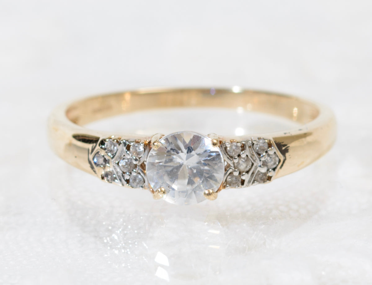 9ct Gold Solitaire Ring With Accents White Zircon Gemstones Birmingham Hallmark (A1913)