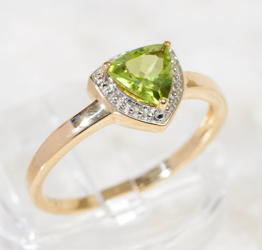 Lovely 9ct Gold & Trilliant Cut Peridot Gemstone Ring Ladies Size P (A1914)