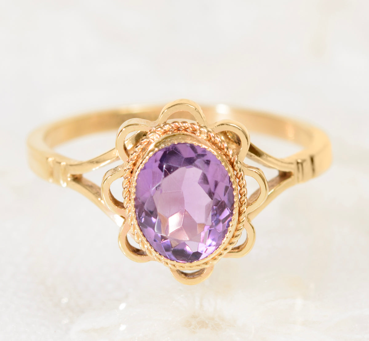 Vintage 9ct Gold Ladies Ring With Oval Facet Cut Amethyst Gemstone (A1945)