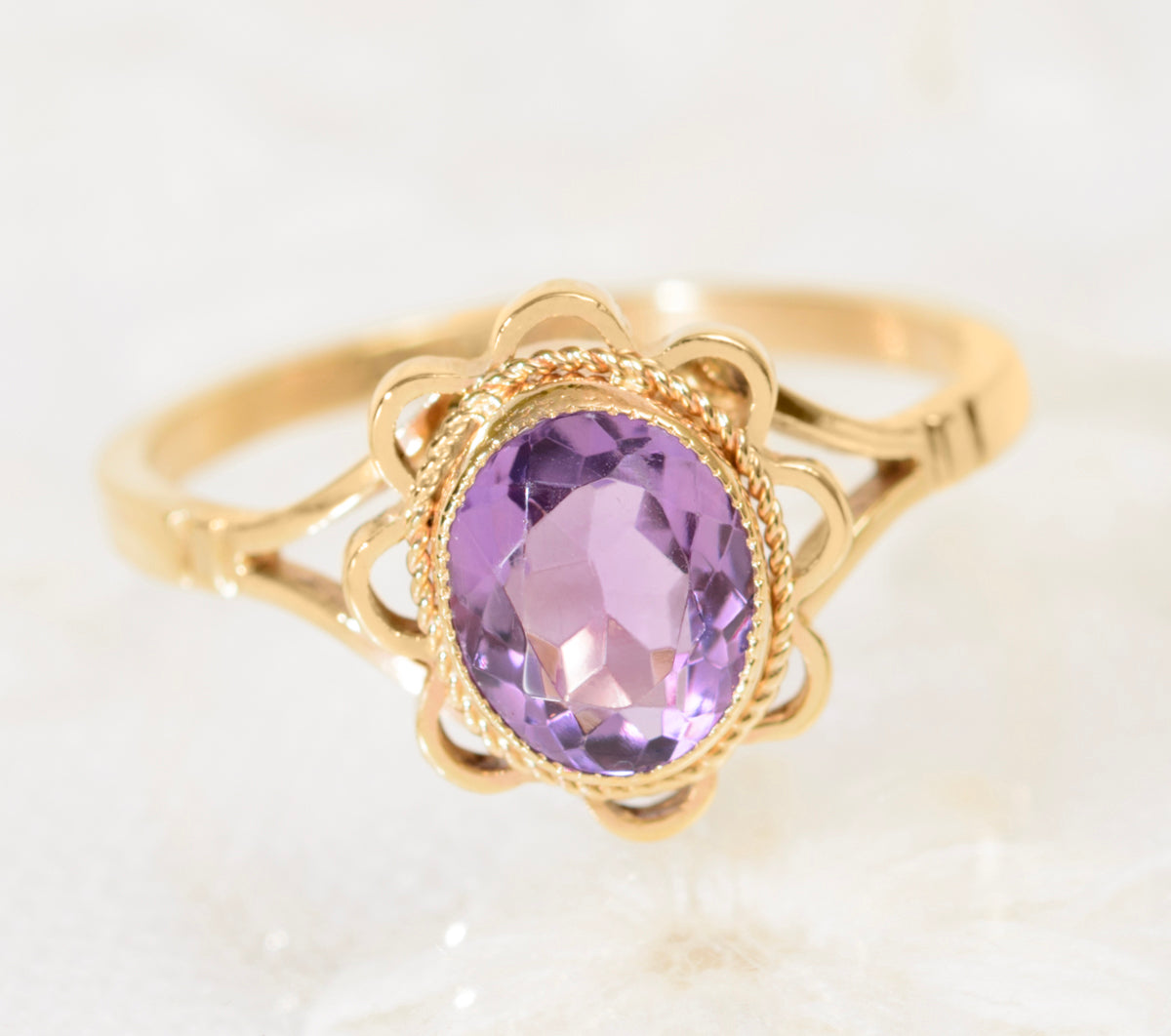 Vintage 9ct Gold Ladies Ring With Oval Facet Cut Amethyst Gemstone (A1945)