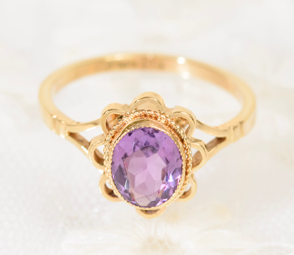 Vintage 9ct Gold Ladies Ring With Oval Facet Cut Amethyst Gemstone (A1945)