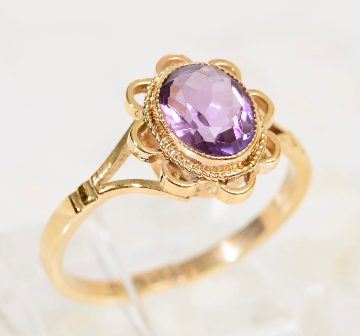 Vintage 9ct Gold Ladies Ring With Oval Facet Cut Amethyst Gemstone (A1945)