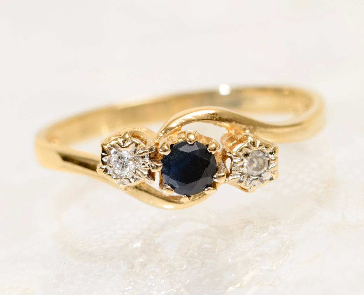 Vintage 9ct Gold Sapphire & Diamond Trilogy Ring With Bypass Shoulders UK Size O (A1946)