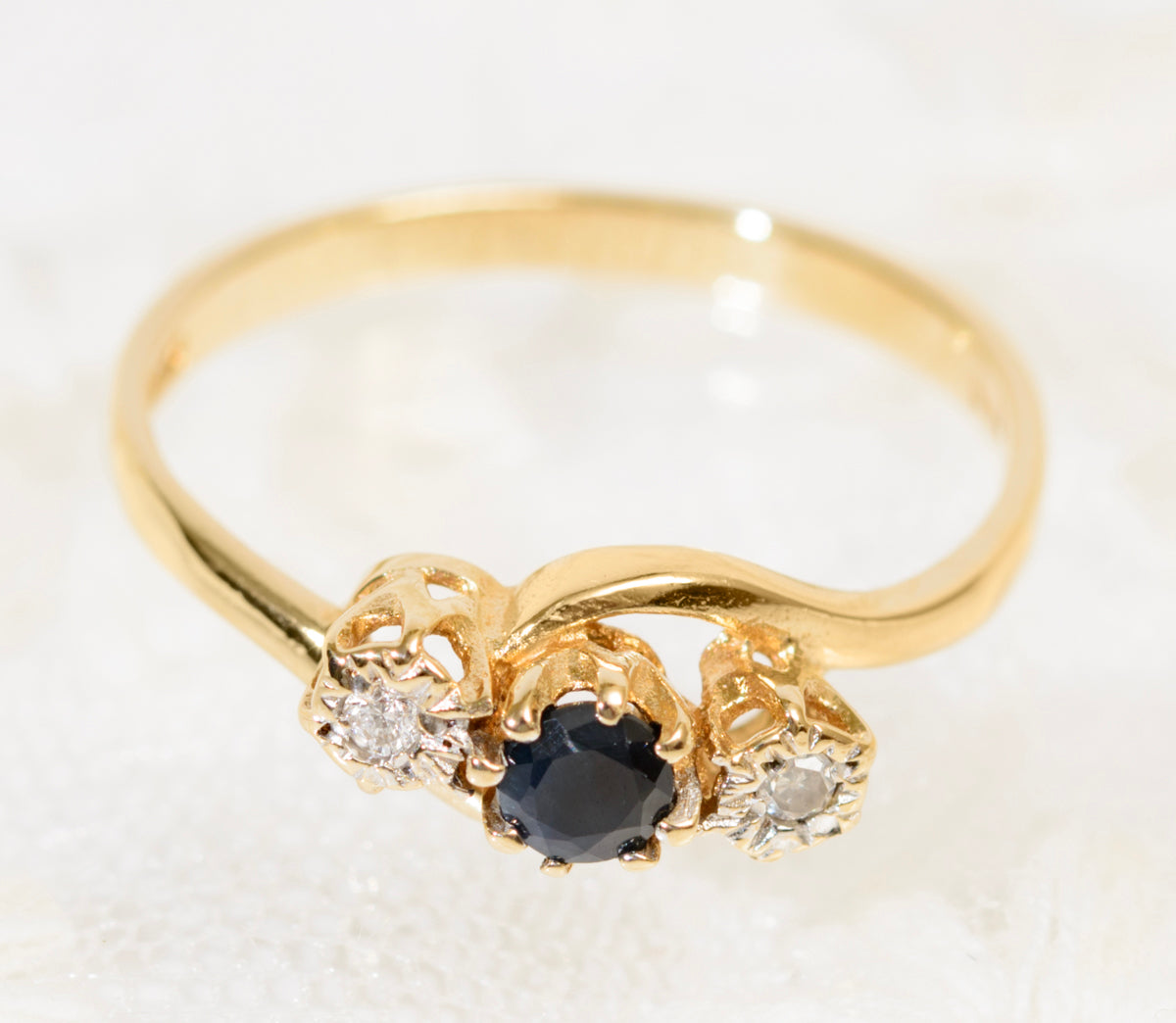 Vintage 9ct Gold Sapphire & Diamond Trilogy Ring With Bypass Shoulders UK Size O (A1946)
