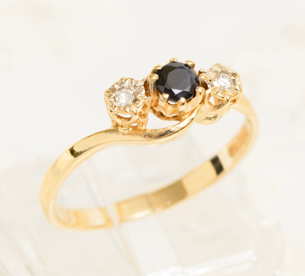Vintage 9ct Gold Sapphire & Diamond Trilogy Ring With Bypass Shoulders UK Size O (A1946)