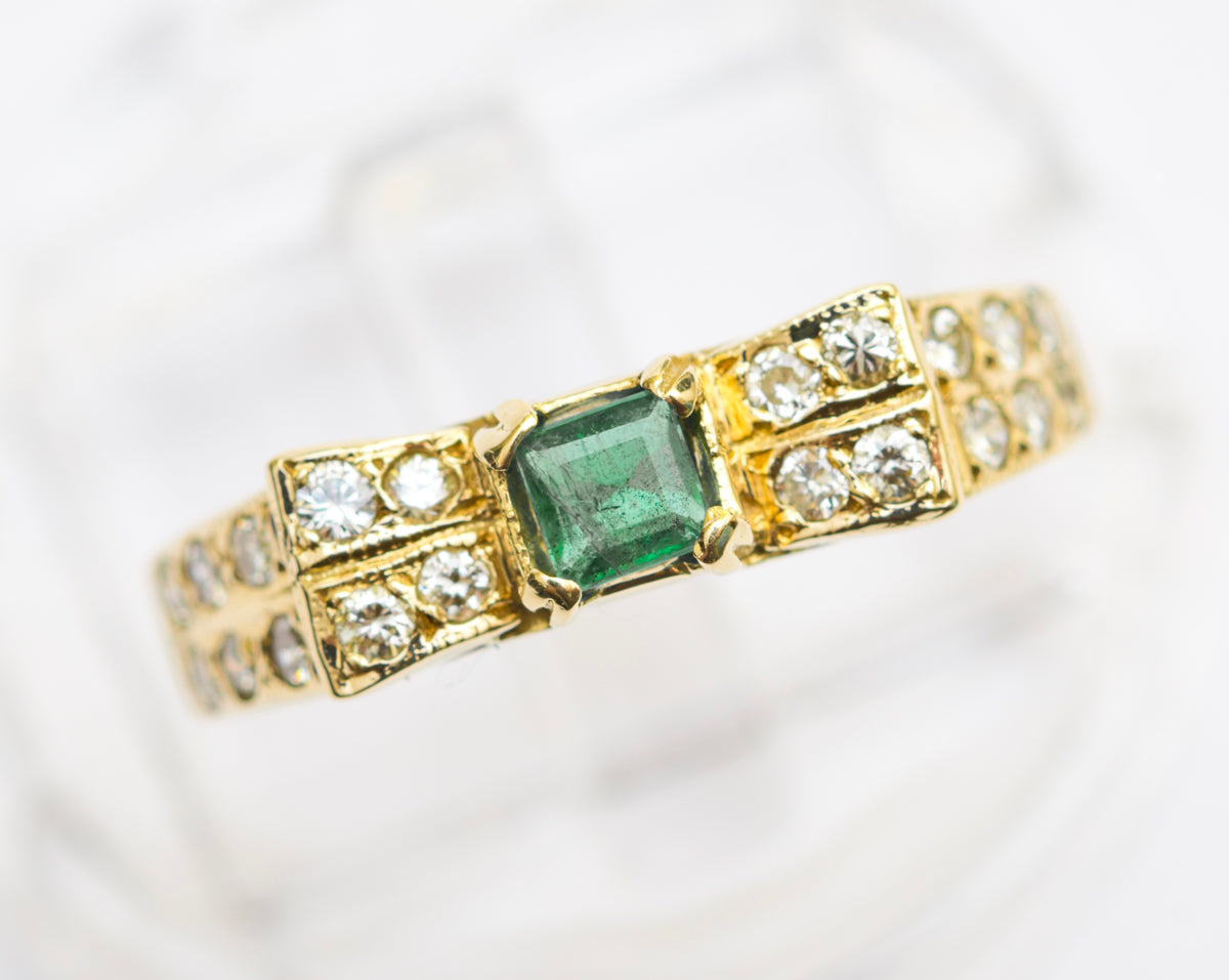 18ct Yellow Gold Ring With Natural Emerald & Multi Diamond Setting Y2K Jewellery (A2026)