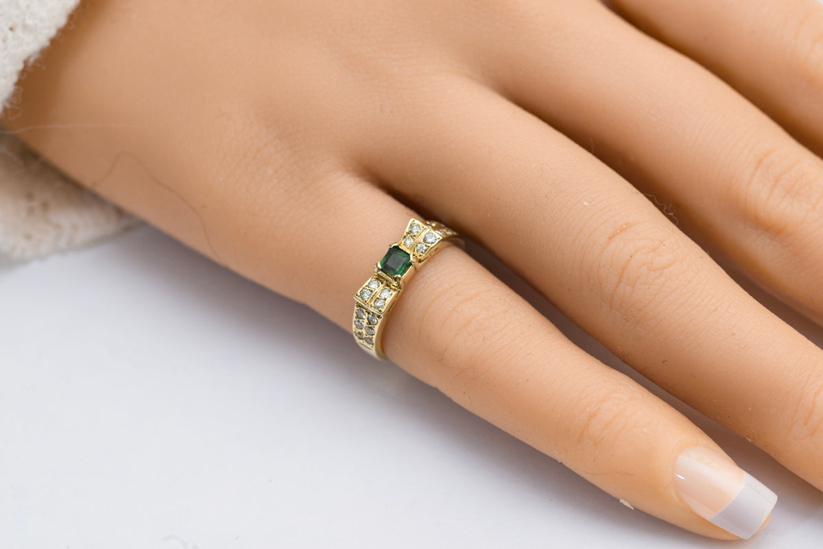 18ct Yellow Gold Ring With Natural Emerald & Multi Diamond Setting Y2K Jewellery (A2026)