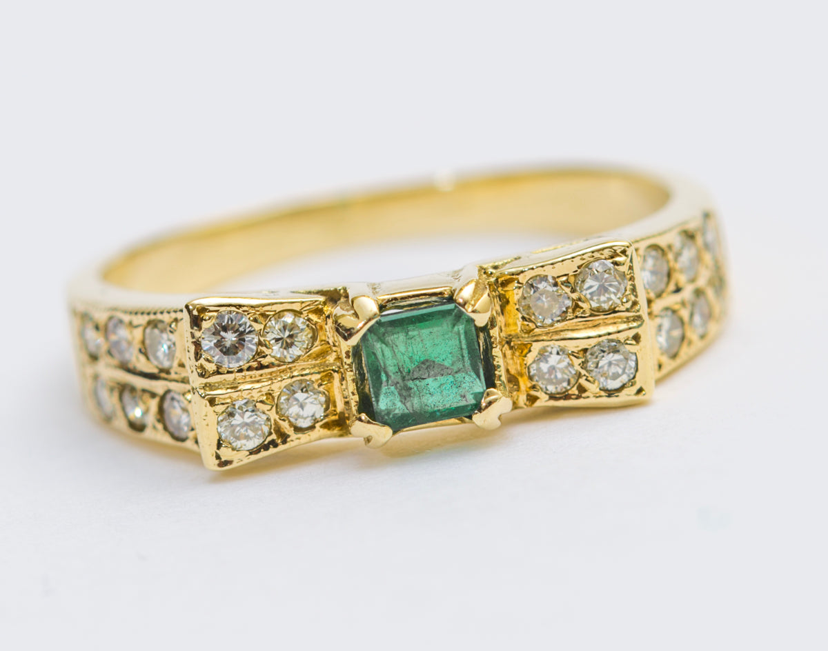 18ct Yellow Gold Ring With Natural Emerald & Multi Diamond Setting Y2K Jewellery (A2026)