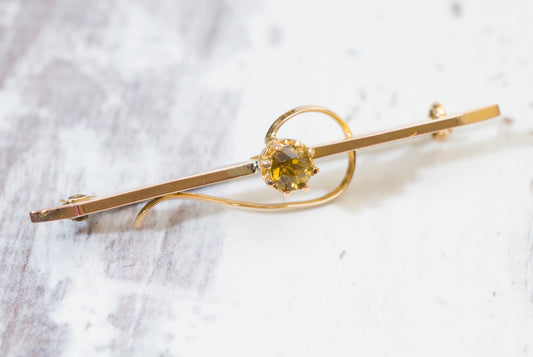 Antique 9ct Rose Gold Bar Brooch With Peridot Gemstone & Scroll Decoration (A2039)