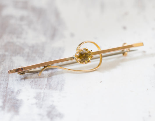 Antique 9ct Rose Gold Bar Brooch With Peridot Gemstone & Scroll Decoration (A2039)