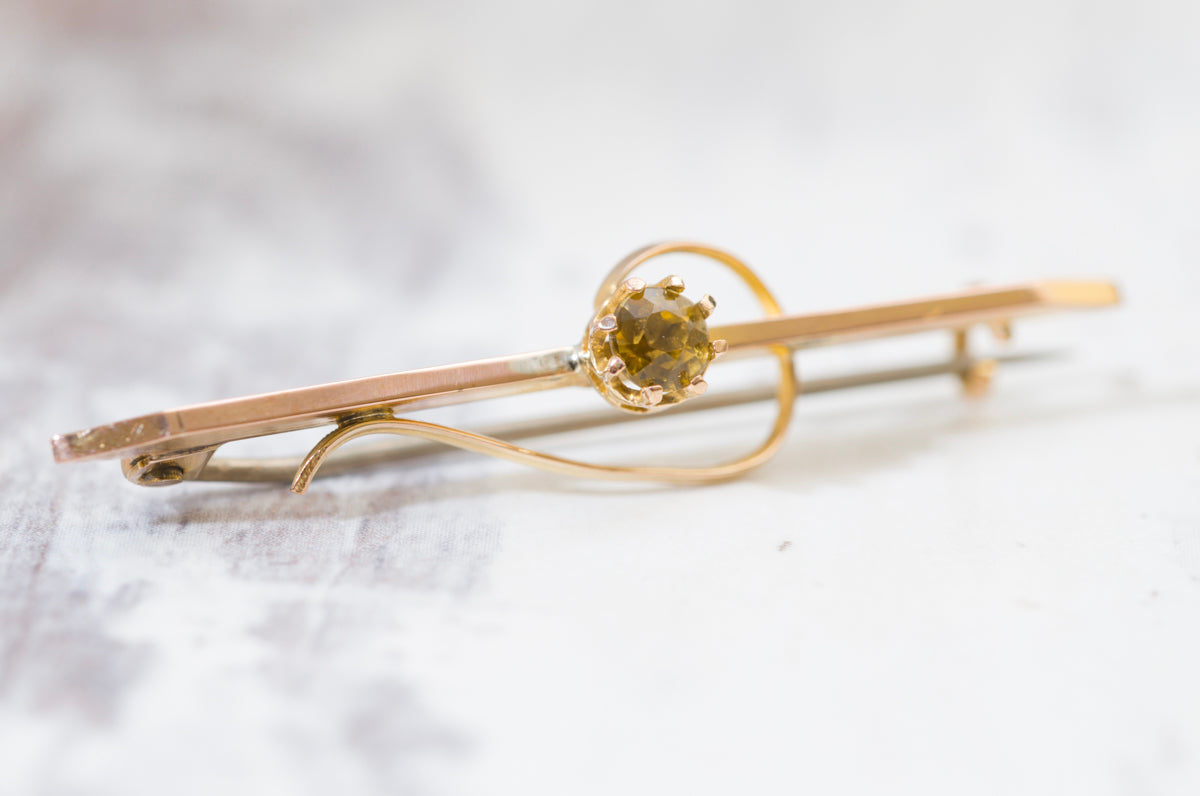 Antique 9ct Rose Gold Bar Brooch With Peridot Gemstone & Scroll Decoration (A2039)