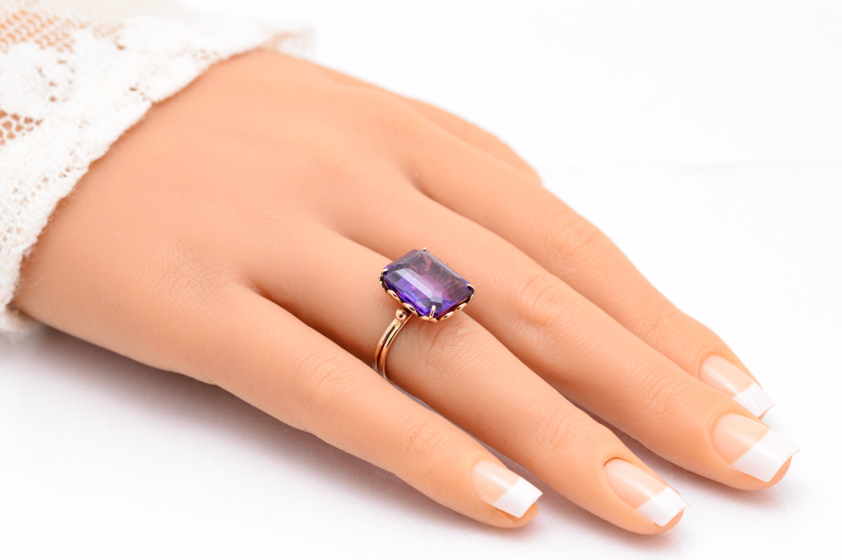 Vintage 9ct Yellow Gold & Large Purple Lab-Created Sapphire Ring Size K1/2 (A2092)