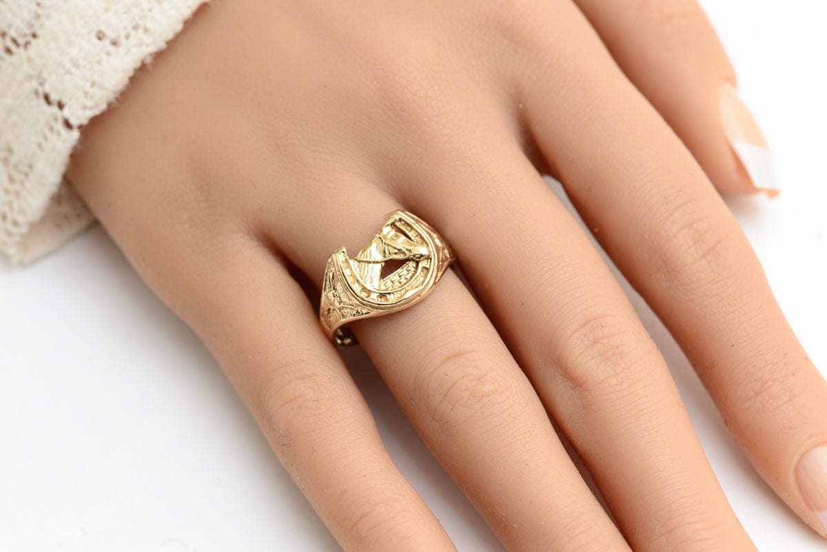 Vintage 9ct Solid Yellow Gold Ring Horseshoe & Horse Head Equestrian Design Unisex Size U(A2100