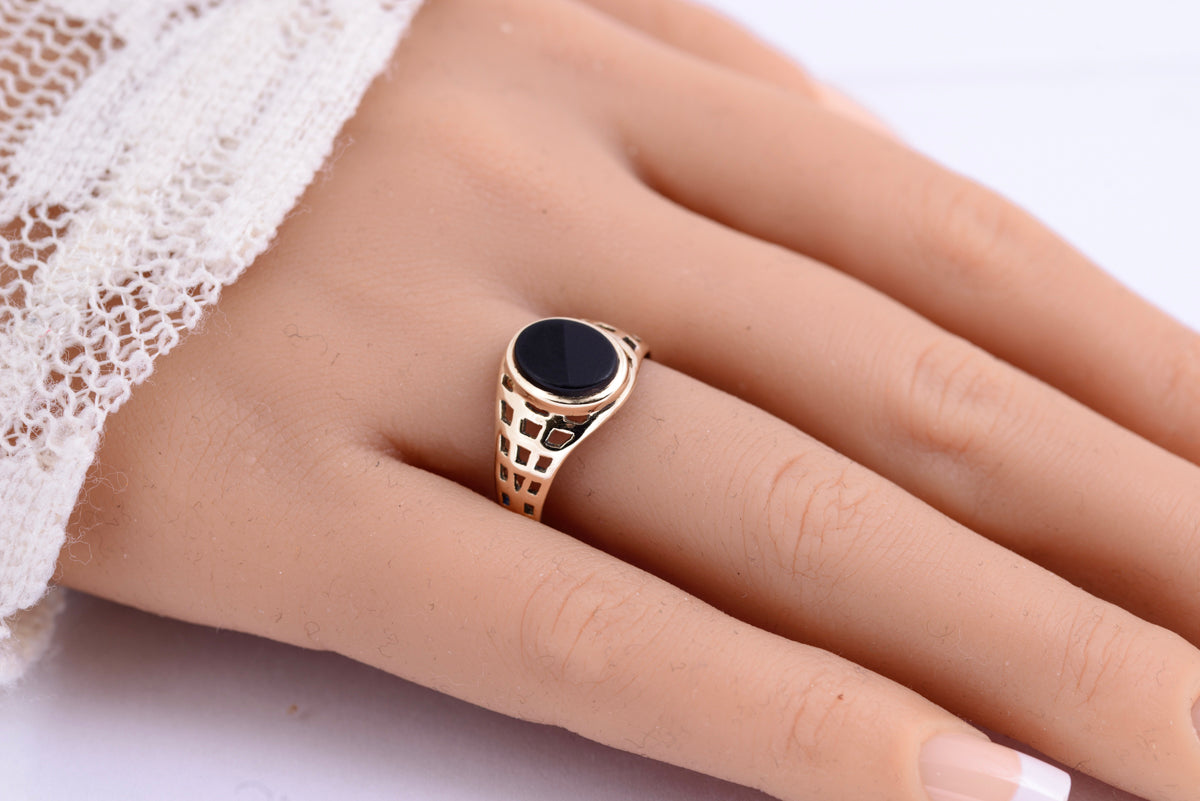 Vintage 9ct Yellow Gold Signet Ring With Black Onyx & Lattice Cut Shoulders (A2134)
